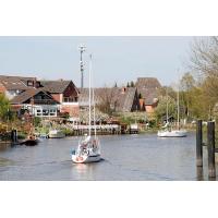 8700_1826 Segelboote fahren unter Motor auf der Este Richtung Elbe. | 